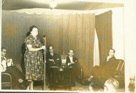 Oradora en un acto Reina Reyes