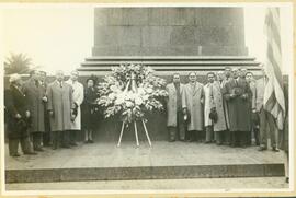 Corona floral al pie del monumento al Gral. José Artigas